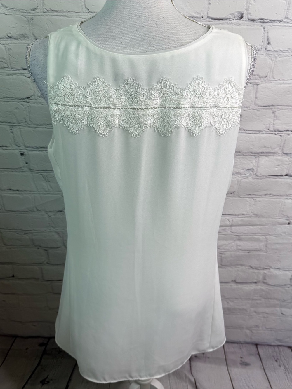 WHBM White House Black Market White Intricate Front Sleeveless Blouse Top Large - Picture 4 of 8